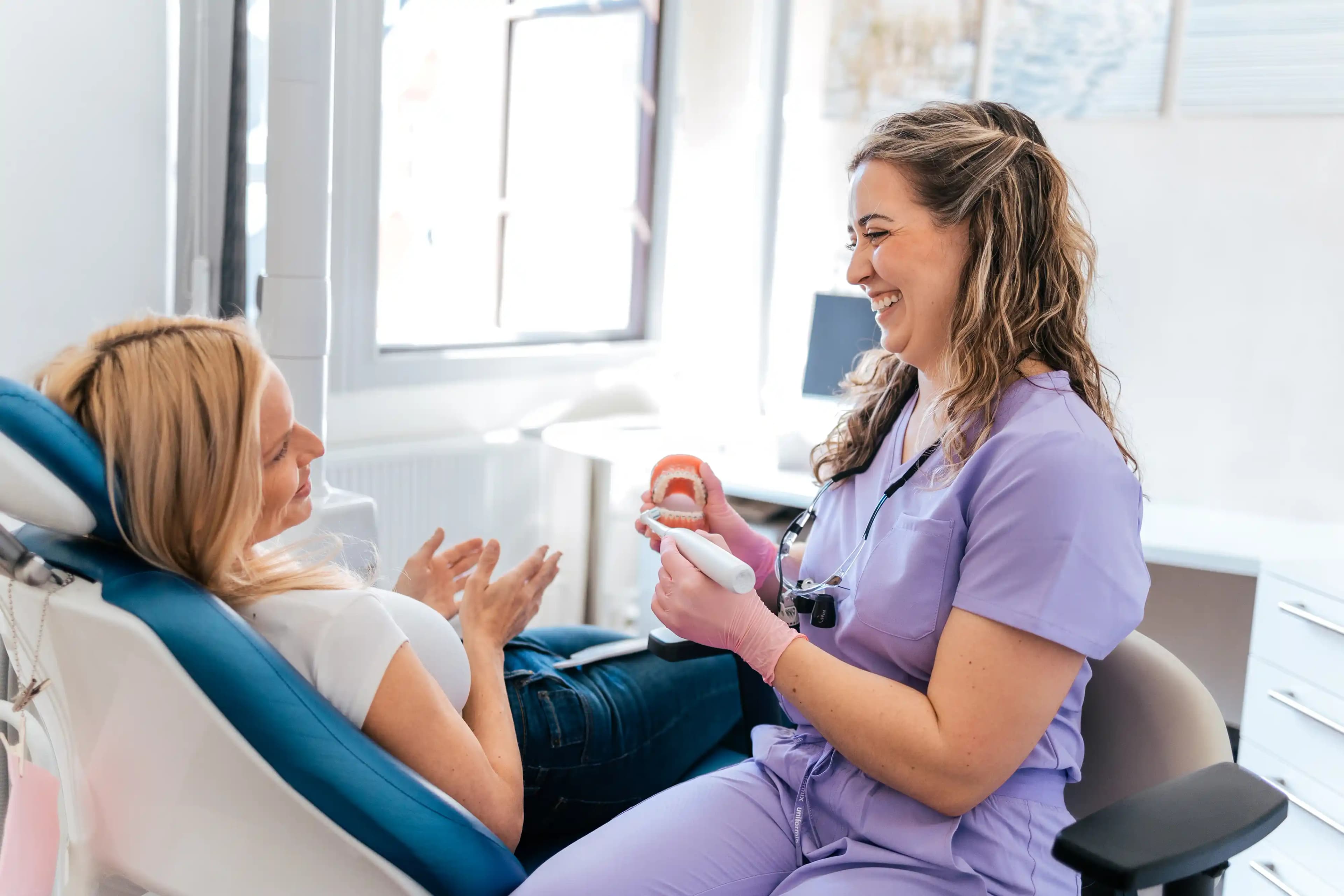 Blanka Šebková s pacientkou při dentální hygieně – šetrné ošetření v Praze